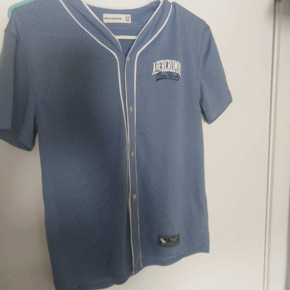 Abercrombie & Fitch Ye It Is between 9 and 10 years old